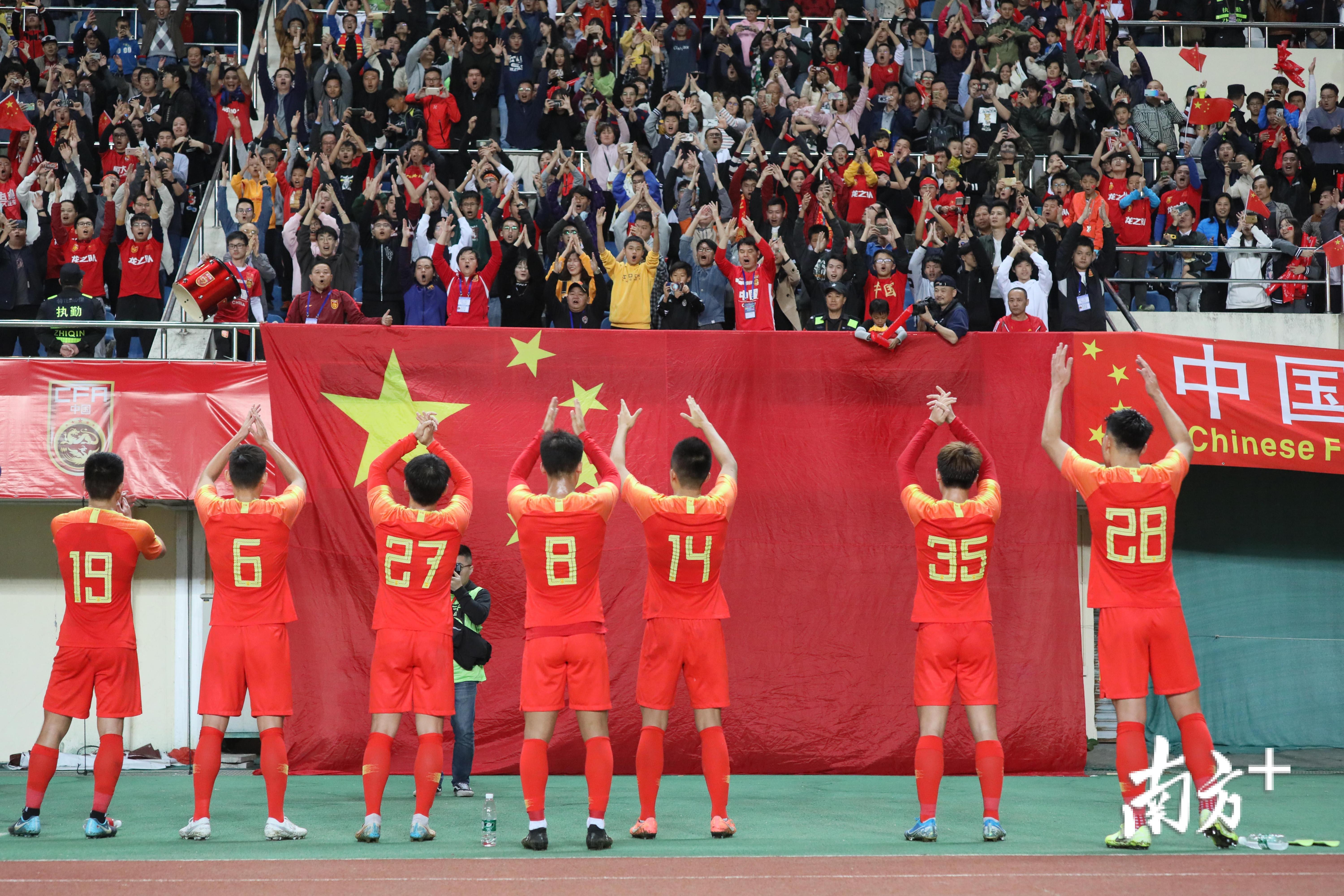 国内豪门球队交锋，赛场上燃情激烈